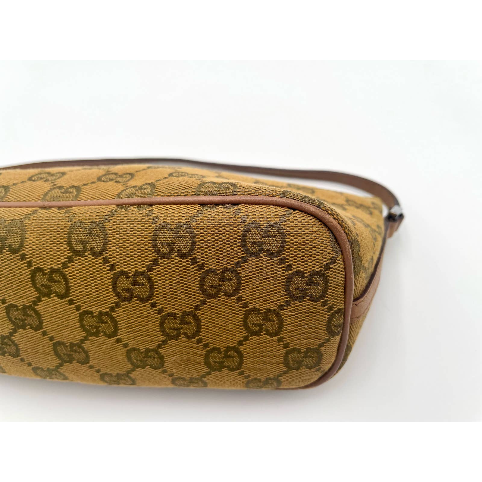 Gucci GG Canvas Pochette - Le Look