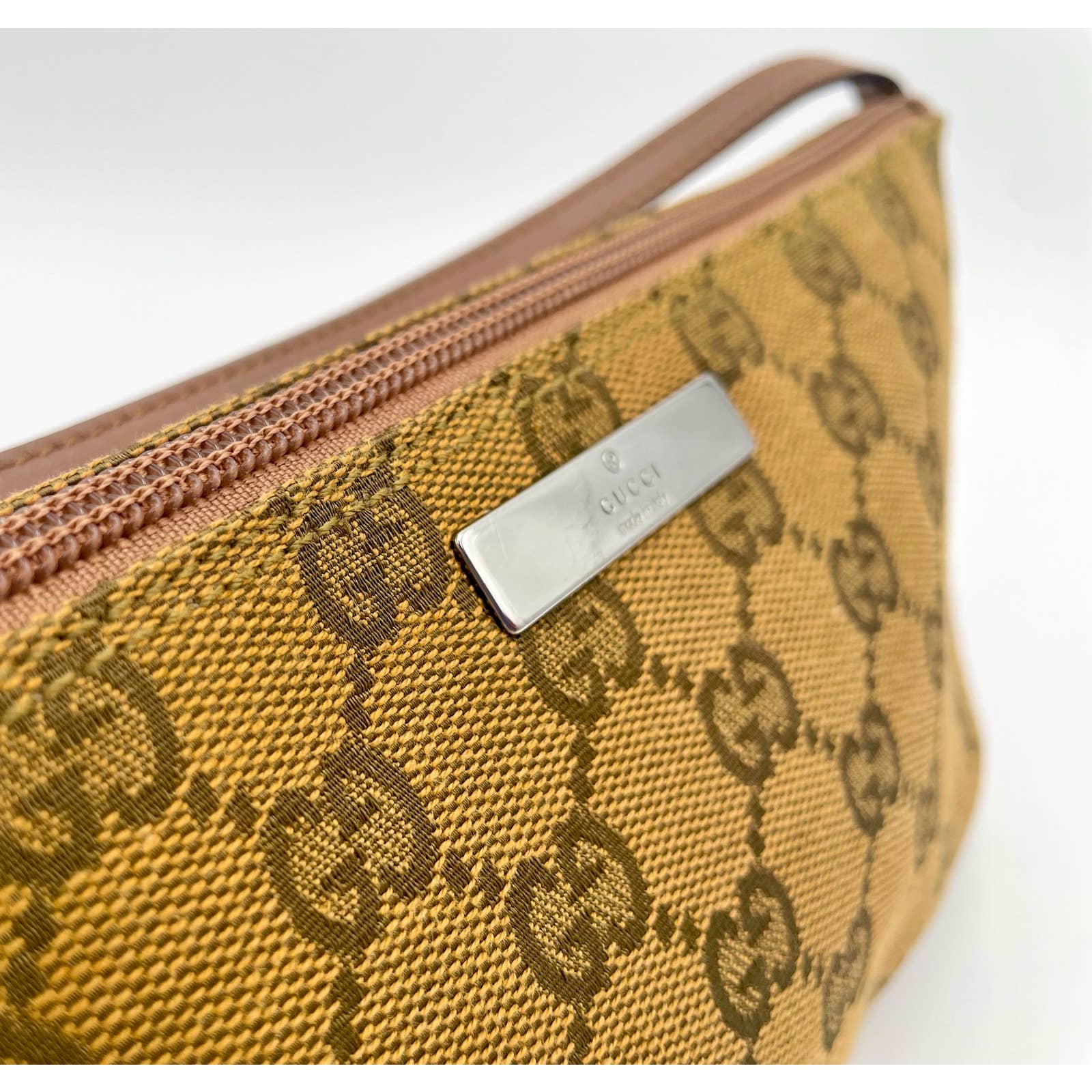 Gucci GG Canvas Pochette - Le Look