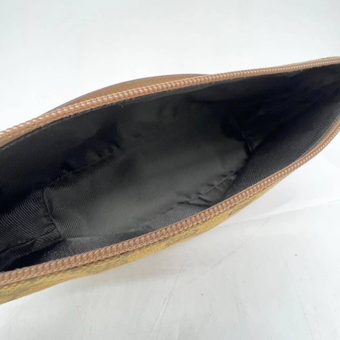 Gucci GG Canvas Pochette - Le Look
