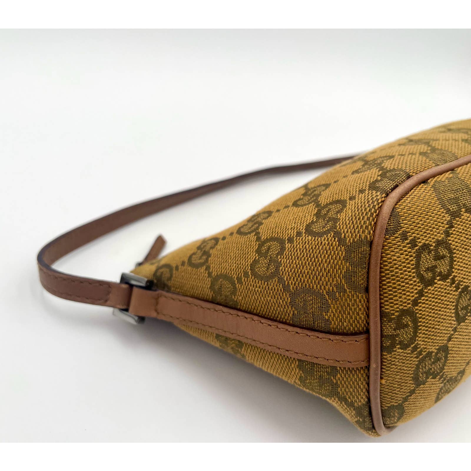 Gucci GG Canvas Pochette - Le Look